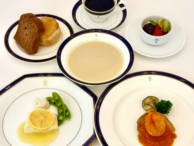 季節の食材を使ったフルコースをカジュアルに楽しめる『十番館ランチ』