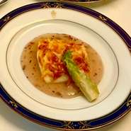 新鮮な平目に卵白を塗り、桜エビを全面に覆い、香ばしく焼き上げます。ソースは平目の骨で引いただしがベース。練り梅、ビーツピューレ、バター、レモン汁でソースを仕上げ、その上へ平目を乗せています。