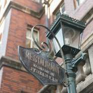 ランチ・ディナーともにフランス料理をコースで堪能できるレストラン。さらに喫茶室、売店、バー、宴会場なども完備されているので、幅広い世代、そしてどんなシーンでも足を運べます。