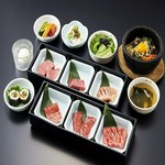 前菜二品・サラダ・ナムルキンパ・厚切上撰タン塩焼・薄切上撰タン塩焼・ヒレ塩焼・上ミノ華網カット塩焼・上撰ロース・カルピ華網カット・上撰ハラミ・ご飯物・デザート