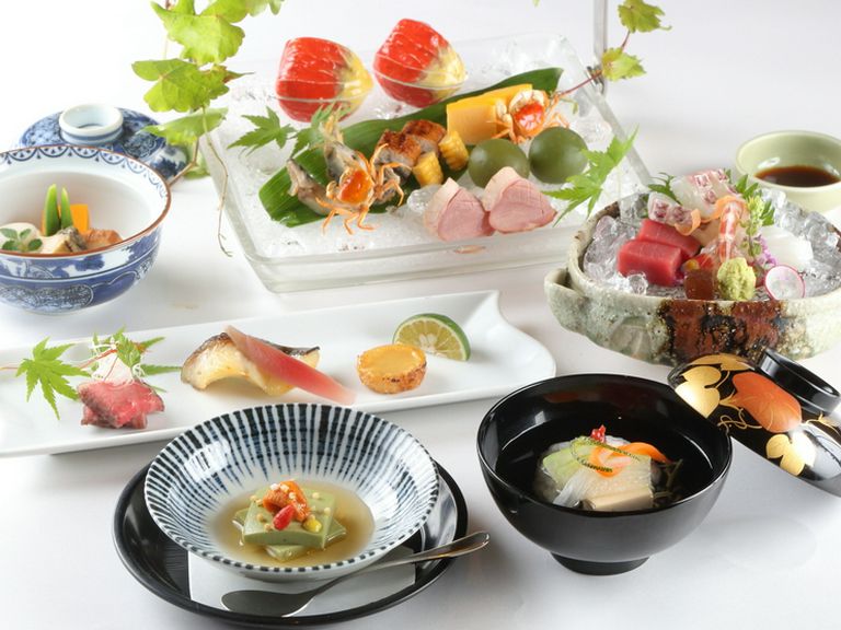 四季折々の風物詩を多彩な料理で楽しめる月替わり会席が人気