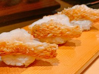 焼き魚としても人気の高い『甘鯛のうろこ焼き』を寿司として提供。身のフワフワ感とうろこのパリパリ感を一口で楽しめる一貫は、【寿し丸】時代より多くのゲストに愛されています。