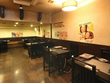 温かみのあるアットホームな店内で、食事や会話を心ゆくまで堪能