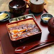 「箱めし」は、二通りの仕上げからお選びいただけます。「煮上げ」はふんわりとした穴子の柔らかさを楽しみたい方に。
香ばしい焼きあなごの風味を楽しみたい方には、「焼き上げ」をおすすめいたします。