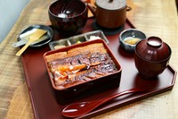 当店の看板の品「箱めし」中箱