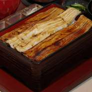 参のせとは、小ぶりの穴子(めそ)3種類をのせた室町店限定の箱めしです。
1.ふっくら柔らかい煮上げ  2.香ばしい焼き上げ  3.有馬山椒のタレを使った蒲焼   3種類のお味の違いをお楽しみ下さい。