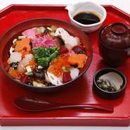 季節の野菜と煮穴子で彩った華やかなちらし寿司です。四季折々の野菜と煮あなごは酢飯との相性も抜群。蓋を開けた時の鮮やかさも人気の理由。様々な具材に隠れたあなごを、宝探しの様にお楽しみ下さい。