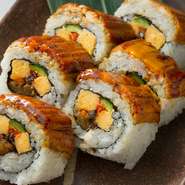 「玉ゐ」独自の香ばしく焼き上げたあなごをたくさん召し上がりいただける太巻きです。