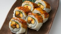 「玉ゐ」独自の香ばしく焼き上げたあなごをたくさん召し上がりいただける太巻きです。