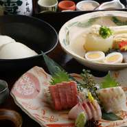 市場や産地から直送される、新鮮素材にこだわった料理を提供