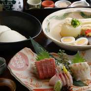 市場から直送される旬の魚介類、伊豆大島のにがりと天然水を使用した豆腐、鳥取県産ブランド鶏。厳選された新鮮素材にこだわった料理が提供されるのが【あん庵　赤坂店】です。