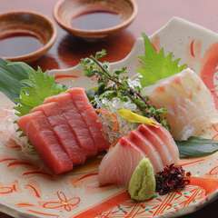 産地直送の海の幸。旬のオススメを厳選した盛り合わせ『鮮魚のお造り三品盛り』
