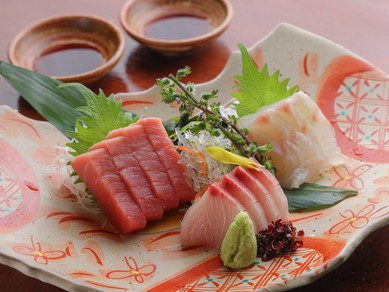 産地直送の海の幸。旬のオススメを厳選した盛り合わせ『鮮魚のお造り三品盛り』
