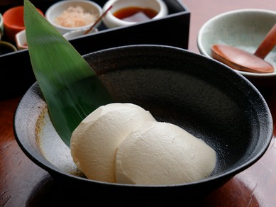 伊豆大島の香りを堪能。大豆の旨みがギュッとつまった看板メニュー『自慢のできたて豆腐　薬味七品ぞえ』
