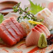 市場から届く旬の魚介類は、鮮度抜群です。その日水揚げされたばかりなので、その新鮮さを五感で味わえます。お刺身メニューは、三品盛り・五品盛り・単品と、どれを選んでも絶品です。