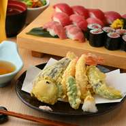 店内には周囲の視線を気遣うことなく、食事を楽しめる個室も完備。豊富なドリンクのラインナップに加えて、コースには追加オプションとして飲み放題もあり。接待や各種宴会にも活躍してくれます。