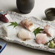 長崎の漁師町で生まれ育った店主が自信を持って薦める海の幸。なかには知人の漁師たちを介して手に入れた希少な魚も。とれたて直送鮮魚の刺身の盛り合わせは、来店者のほとんどがオーダーするという人気の逸品です。