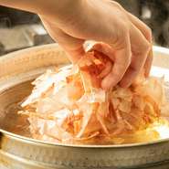 鰹節から丁寧に旨みを抽出した『だし』は、【晴庵】のすべての料理において大切な存在。コースの始めに提供される料理（先付）では、必ず一番だしも提供。お店ならではのこだわりを、しみじみと味わってみませんか。