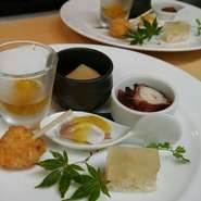 写真は本日の先付の一例。季節の逸品に一番だしなど、その日の4品（コースでは6品）を楽しめます。