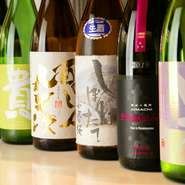 味と料理との相性を重視し選び抜かれた、飲み頃の日本酒8種を用意。季節の料理に合うように、ラインナップは常に入れ替わります。