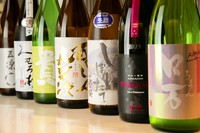 味と料理との相性を重視し選び抜かれた、飲み頃の日本酒8種を用意。季節の料理に合うように、ラインナップは常に入れ替わります。