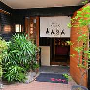 駅近にありつつ路地裏のビル2階に佇むため、都心の喧騒から離れた静かさと落ち着き感。大人がゆっくり飲める郷土料理店として貴重な一軒です。お昼は種類豊富な定食があり、自慢の『黒とん』も楽しめます！