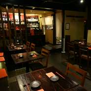 店内に一歩入ると、木の温もりに包まれ、初めて訪れてもどこか懐かしい雰囲気。地元・鹿児島でも貴重な食材を使った料理が充実し、本物のおいしさを適正価格で提供しているのも、うれしい点です。