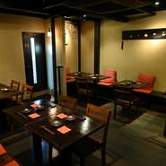 皆で和気あいあいと憩うビジネスシーンにも人気の一軒。4名様以上の利用でコース料理をアレンジして提供（2時間半の飲み放題付き、1名様6500円～、税込）。詳細は店舗にお問い合わせください。