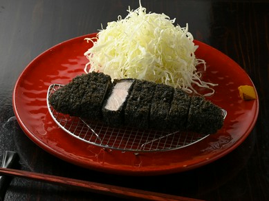 鹿児島産黒豚×黒いパン粉で仕上げる傑作とんかつ『黒とん』