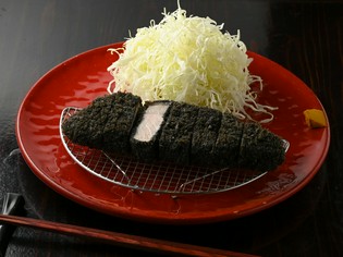 鹿児島が誇る黒豚が黒いパン粉でさらにおいしく『黒とん』