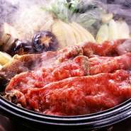 近江牛のリブロースに加え、黒毛和牛のサーロイン＆リブロースという三種類が食べ放題です。〆はメニューごとに異なり、しゃぶしゃぶには布海苔きしめん、すき焼きにはご飯。四季折々の小鉢もついています。