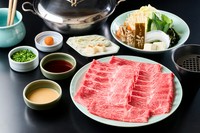 ヘルシー志向の赤身肉。<肉ダイエット>してみませんか?モモ肉なので黒毛和牛なのにさっぱりとしてお肉の味がしっかりとしています。
お肉の形が均一でないのでスライスの大きさ・サシが異なってきます。