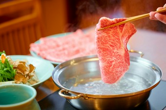 日本三大和牛の神戸牛と近江牛、その肉質はまさに芸術品と呼ぶに相応しいA5等級の最高級のお肉です。