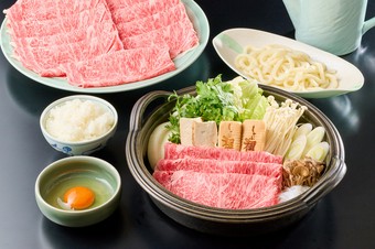 日本三大和牛の神戸牛と近江牛、その肉質はまさに芸術品と呼ぶに相応しいA5等級の最高級のお肉です。