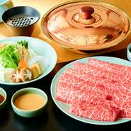 しゃぶしゃぶ・すき焼きのいずれかを選べる食べ放題コースは、創業時から変わらない【しゃぶ禅】の理念そのもの。コースごとに内容は異なりますが、三種類の厳選された上質なお肉を存分に楽しむことができます。