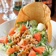 「太陽の国」と呼ばれるメキシコの雰囲気をそのままに、大きな窓の開放的なお席でディナーを。肉料理はもちろん、アボカド・チーズ・たっぷり野菜料理で女性の方も楽しんで頂けるレストランで、楽しいひと時を。