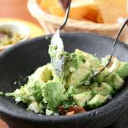 野菜たっぷりでヘルシーなメキシコ料理。肉料理・アボカド料理などの料理は女性に絶大な人気です！80種類フリードリンクコースもご用意。大きな窓から街並みが見える開放的な広々としたフロアで楽しんで。