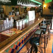 壁画はアメリカの作家が手がけた貴重な物。調度品もメキシコから輸入しています。本場の雰囲気を味わえ、パワーをもらえそうなエネルギッシュな内装。陽気な気分で楽しく過ごせるお店です。