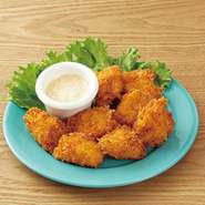 やわらかくマリやわらかくマリネして揚げた メキシコ風イカのフライ。 チポトレサワークリームソースをつけて。