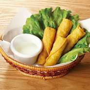 コーントルティーヤにビーフフィリングを巻いて揚げました。ブルーチーズドレッシングがよく合います。