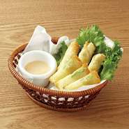 クリームチーズとアボガドをトルティーヤに包み揚げしました。付け合せのチポトレサワークリームソースに付けて