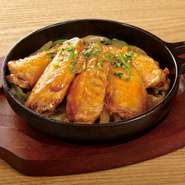 カリカリに揚げた鶏の手羽中に、スパイシーソースとブルーチーズのドレッシング。ビールに合います。