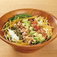 ロメインレタス・２種のチーズ・トマト・アボカド・グリルした チキン・かぼちゃの種・揚げたコーントルティーヤを混ぜて お召し上がり下さい。