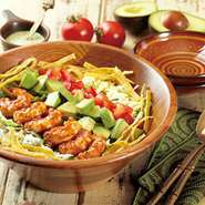 ロメインレタスの上にスパイシーに味付けしたエビ・アボカド・ ２種のチーズ・トマト・かぼちゃの種をトッピング。 お好みのドレッシングをかけて、よく混ぜ合わせてお召し上がりください。