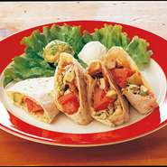 メキシコ風クラブハウスサンド。フラワートルティーヤで野菜と グリルチキン・アボカド・ベーコン・チーズを包み焼きました。