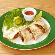 フラワートルティーヤの中にチーズ・グリルしたビーフ・サルサを入れて巻き、焼き上げました。