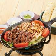 香ばしいチキンと、味わい深いビーフのコンビネーション。チキンとビーフが両方食べられる満足メニュー。