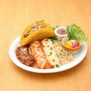 エンチェラーダ、タコス、メキシカンライス、チリビーンズのコンビネーション。