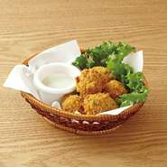 アボカドを潰して、たっぷりのチーズを混ぜ合わせ衣をつけて揚げました。ブルーチーズドレッシングがよく合います。