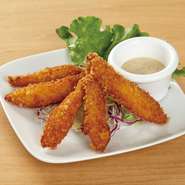 サクサクの衣とやわらかいチキンが絶妙のハーモニー。ハニーマスタードソースにつけるのがエルトリート風